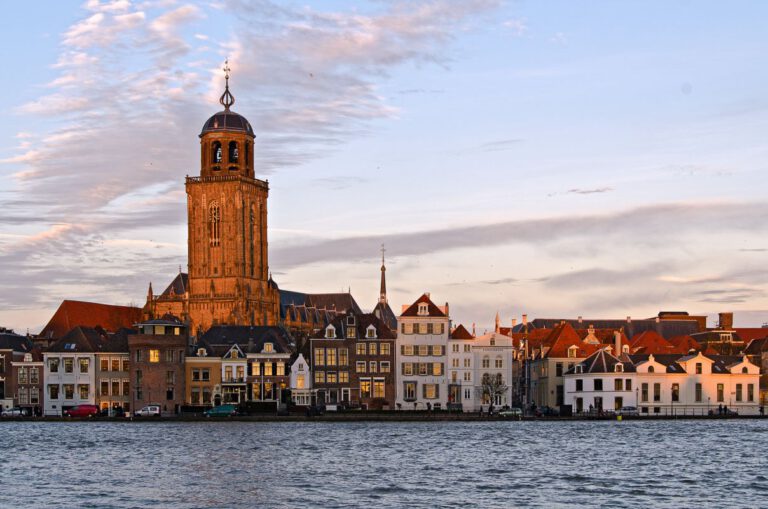 Deventer bij zonsondergang