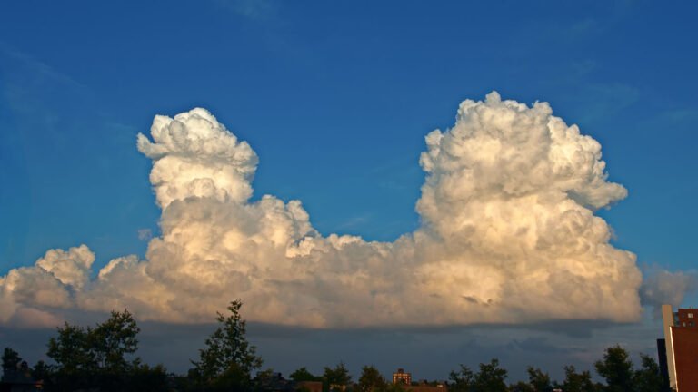 Stapelwolken in de avondzon