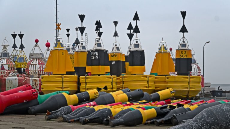 Gele boeien op de werf van Rijkswaterstaat in West-Terschelling.