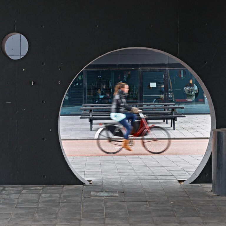Fietser op fietspad op de Uithof