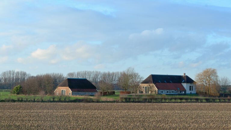 Boerderij met schuur in de uiterwaarden van Voorst