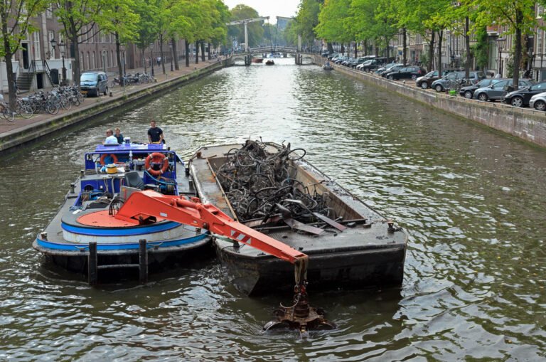 Fietsenvissers in de grachten van Amsterdam