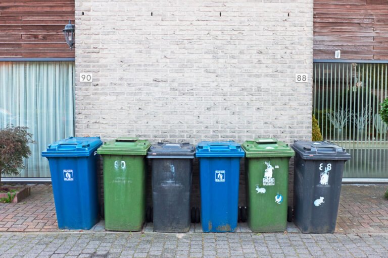 Een rijtje kliko containers in een vinex locatie