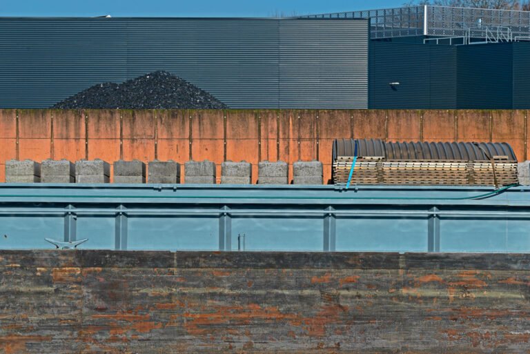 Een binnenvaartschip langs de kade van de haven van Enschede