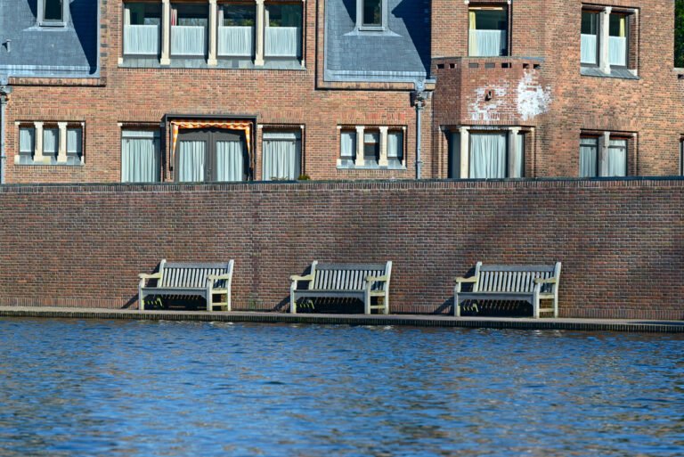 3 Tuinbanken staan in de lentezon te wachten op bezoekers