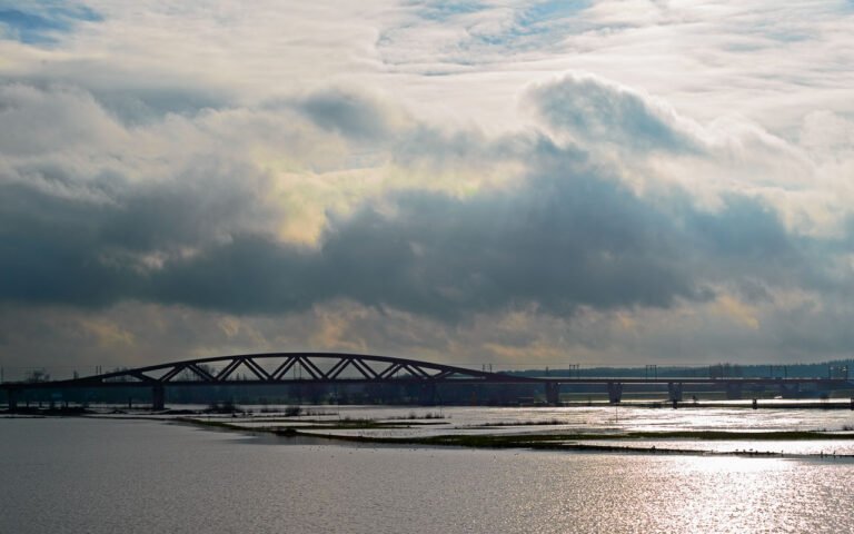 De Hanzeboog is de spoorbrug bij Zwolle