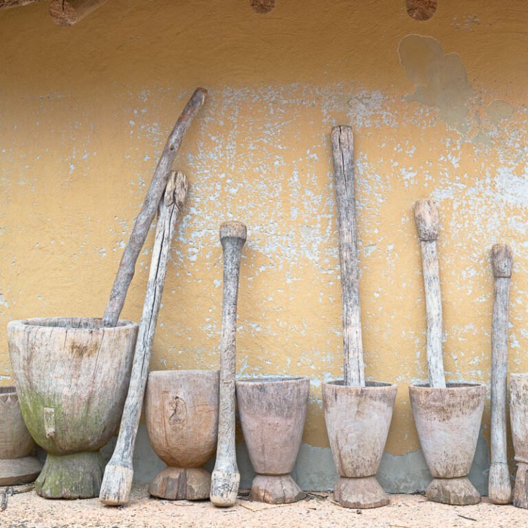 Vijzels voor een nagemaakt hut in het Afrika Museum in Berg en Da