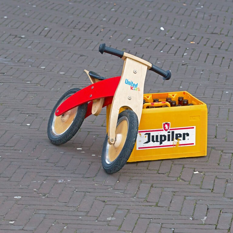Leeg bierkrat met kinderfietsje